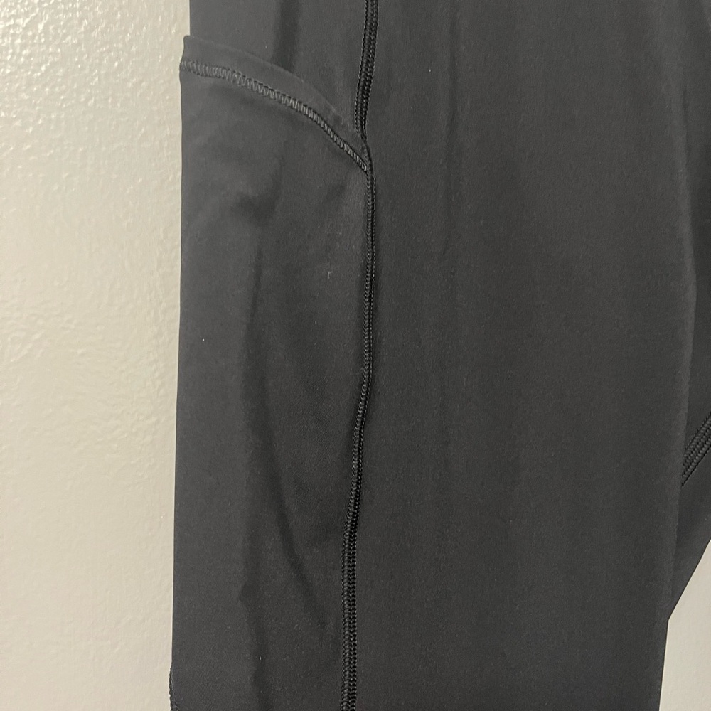 Lululemon Classic Solid Black Cropped Leggings Si… - image 3